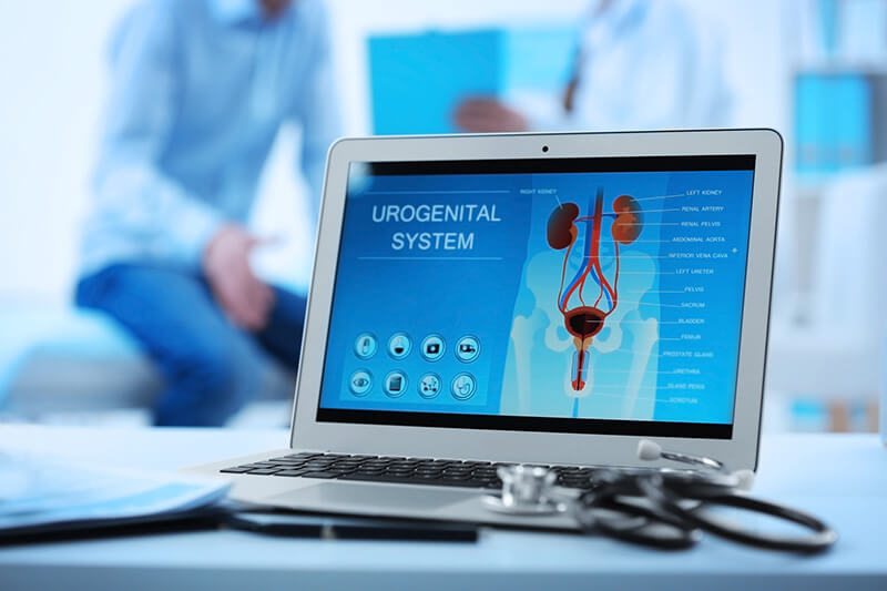 Mann sitzt im Arztgespräch: Was passiert beim Urologen? 