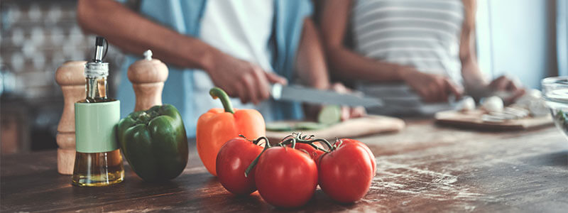 Prostata-Ernährung: Ein Paar bereitet frisches Gemüse zu. 
