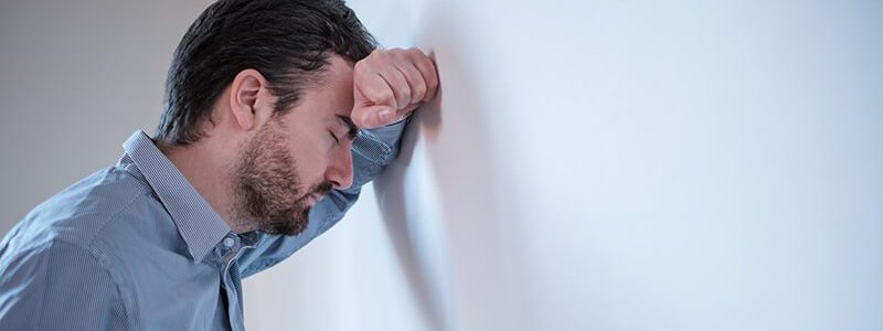 Prostatitis-Symptome: Mann mit Prostataentzündung ist ausgebrannt und erschöpft